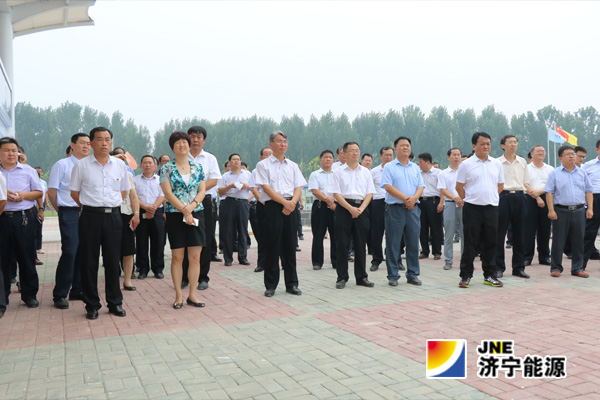 贾治阜携县科学发展现场观摩会与会人员观摩物流项目